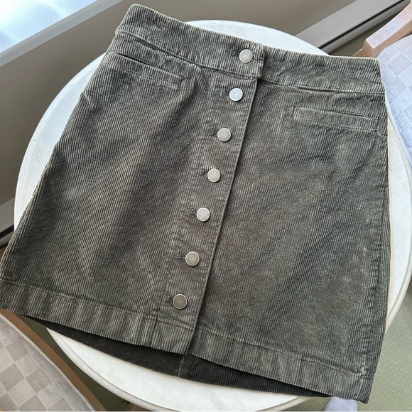 Wilfred Free Green Corduroy Mini Kiser with Pockets Size 2 - Picture 9 of 10